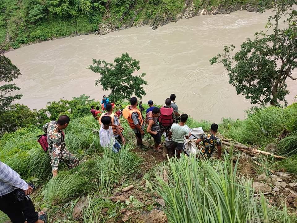 जब परिवार चढेको स्कार्पियो कर्णालीमा खस्यो...